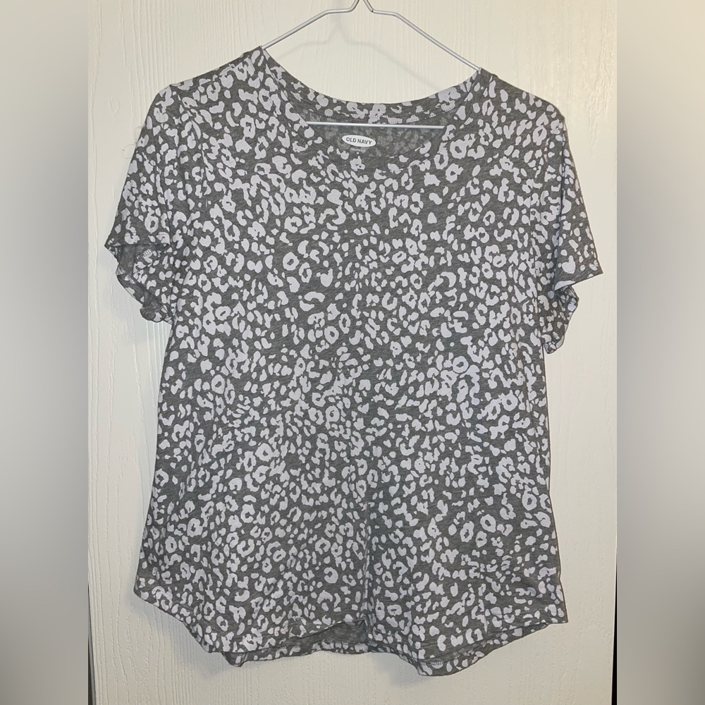 Old Navy gray and white leopard top women’s size medium short sleeve shirt